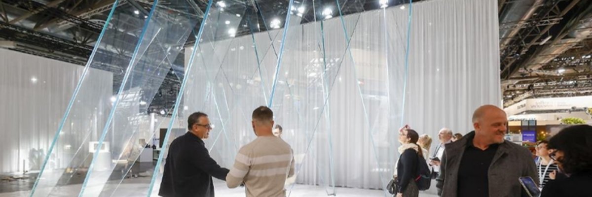Visitors on the show floor at Glasstec in Düsseldorf