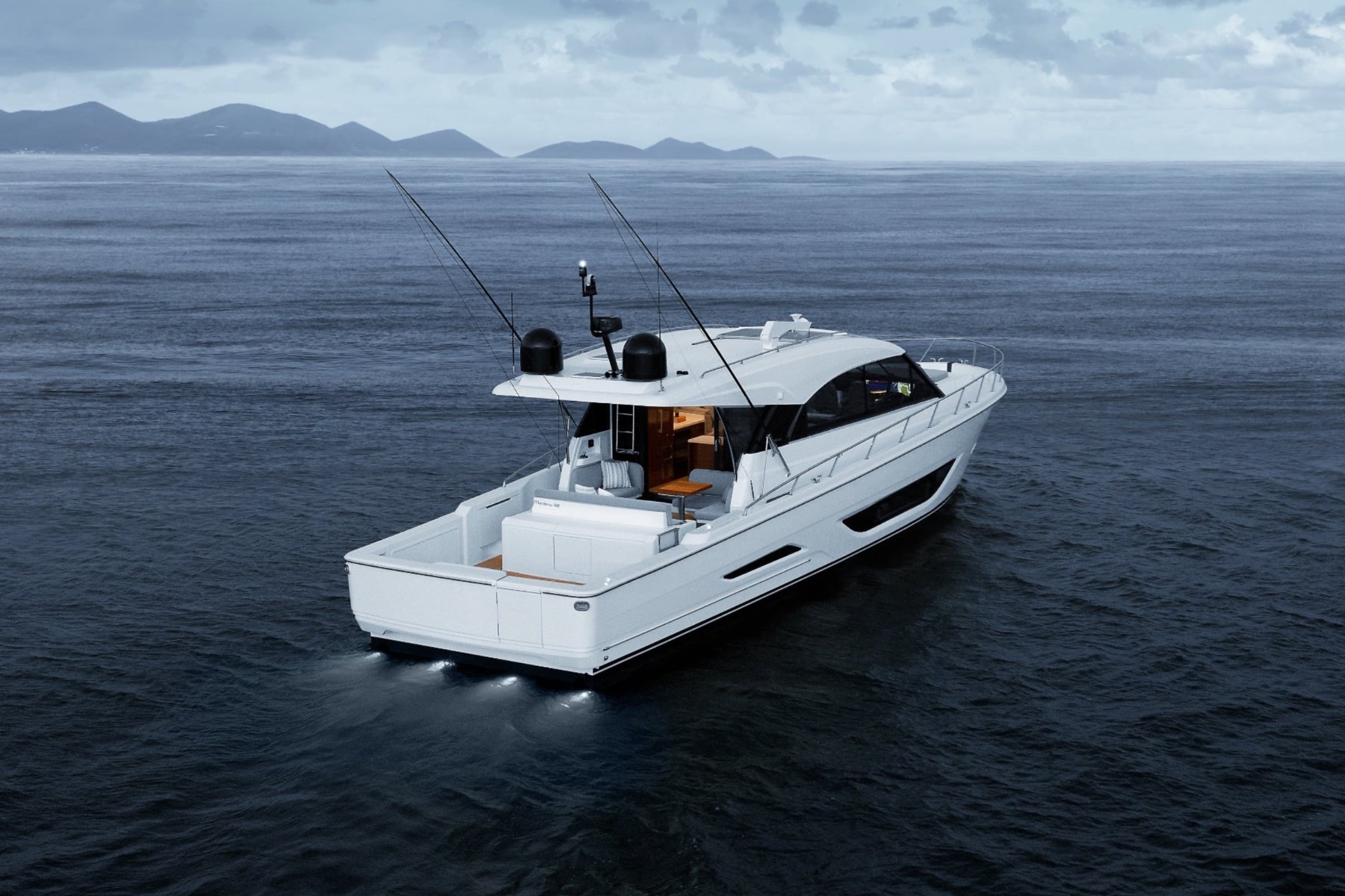 Maritimo S600 motor yacht at sea